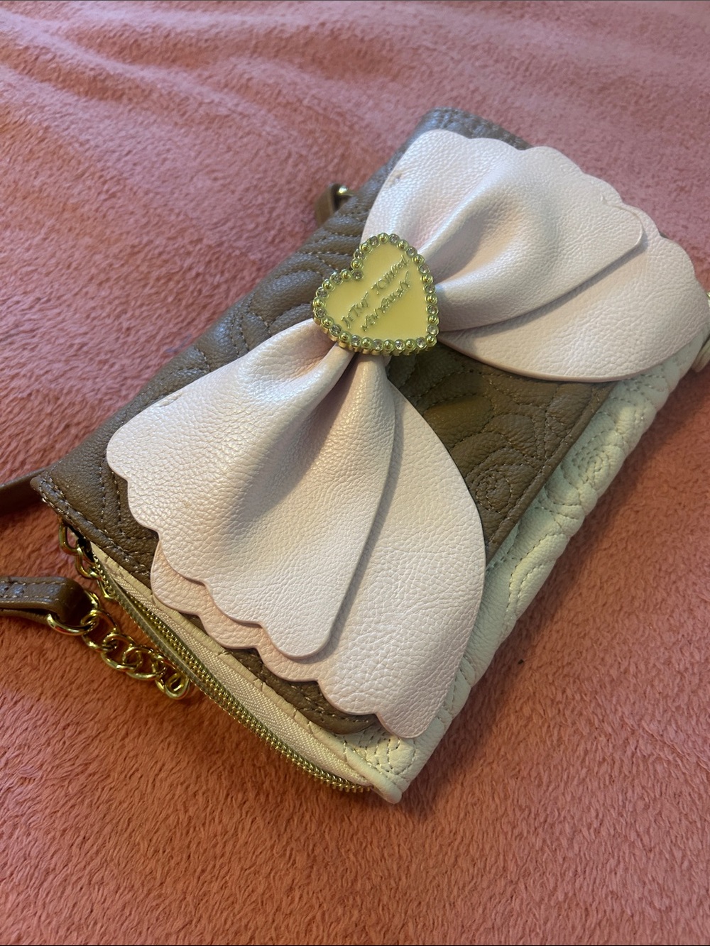 Betsey Johnson Taupe and Light Pink Bow Crossbody Bag with Gold Heart - Picture 7 of 7